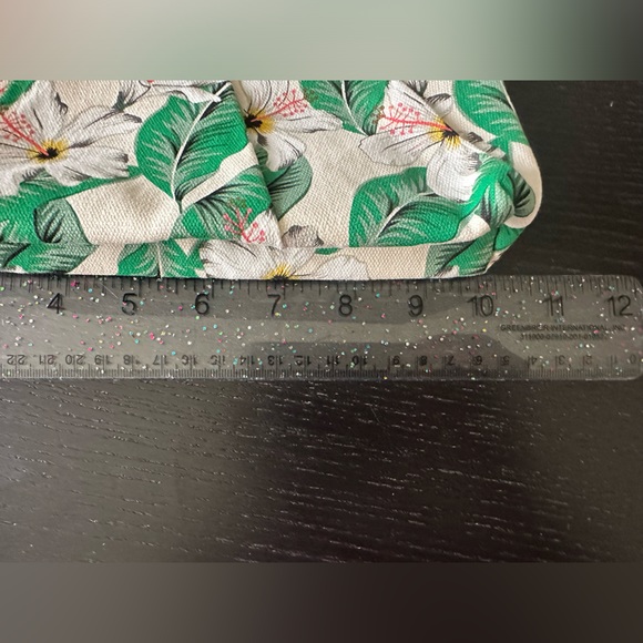 Estee Lauder pouch 👝 - Picture 3 of 6